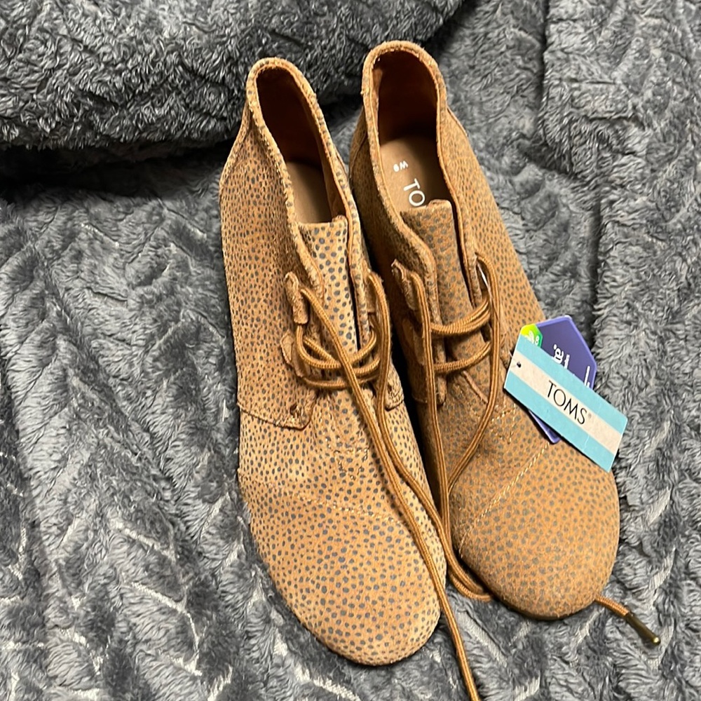 Tom’s Kala Suede Wedge Bootie. Size 9.
